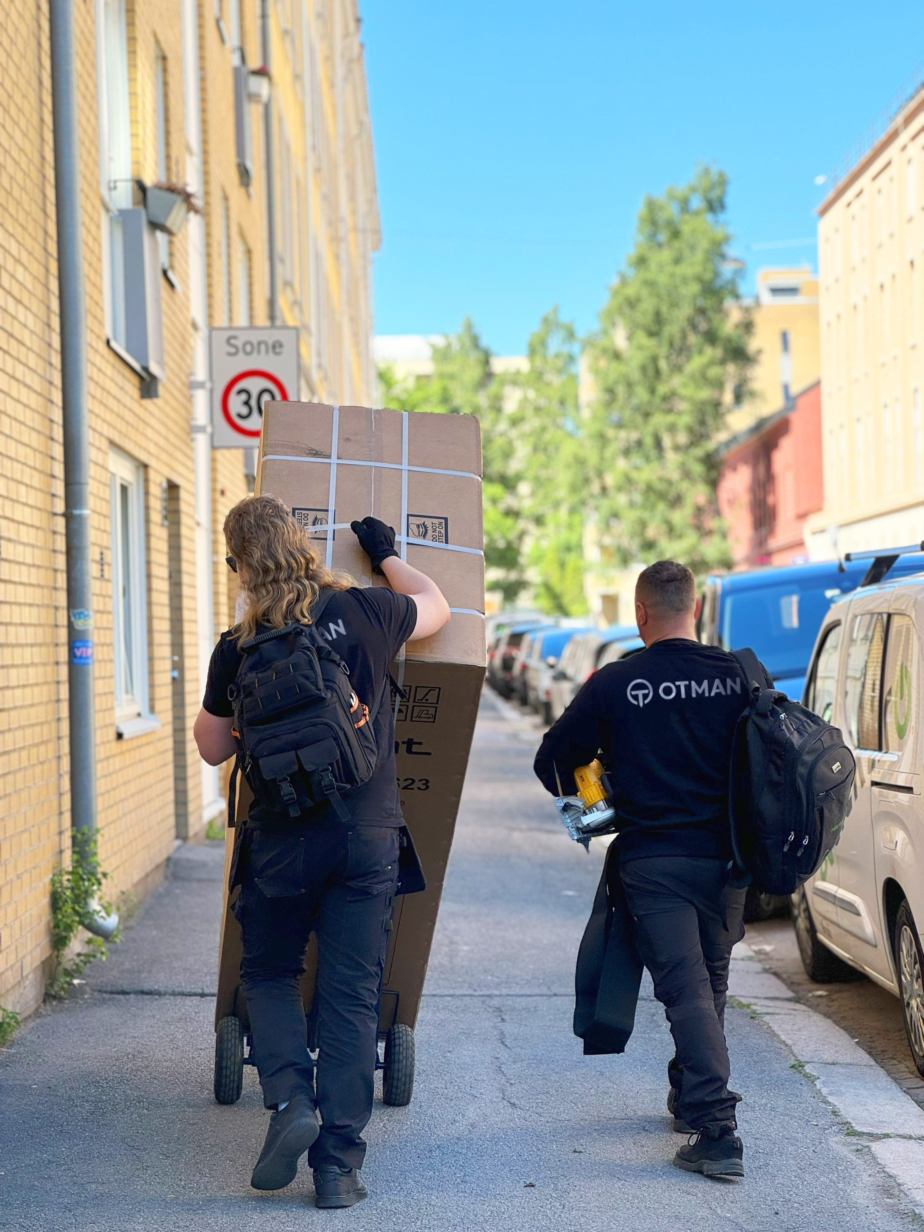 Otman-team som bærer inn en leveranse